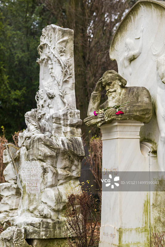 奥地利维也纳中央公墓，小约翰·施特劳斯和约翰内斯·勃拉姆斯的坟墓图片素材