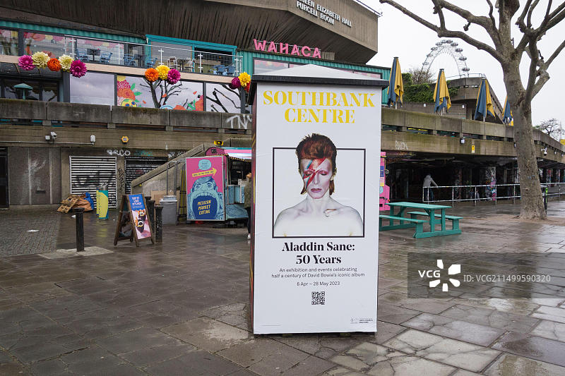 伦敦滑铁卢南岸中心Wahaca餐厅前的大卫·鲍伊《阿拉丁神灯》50周年广告图片素材