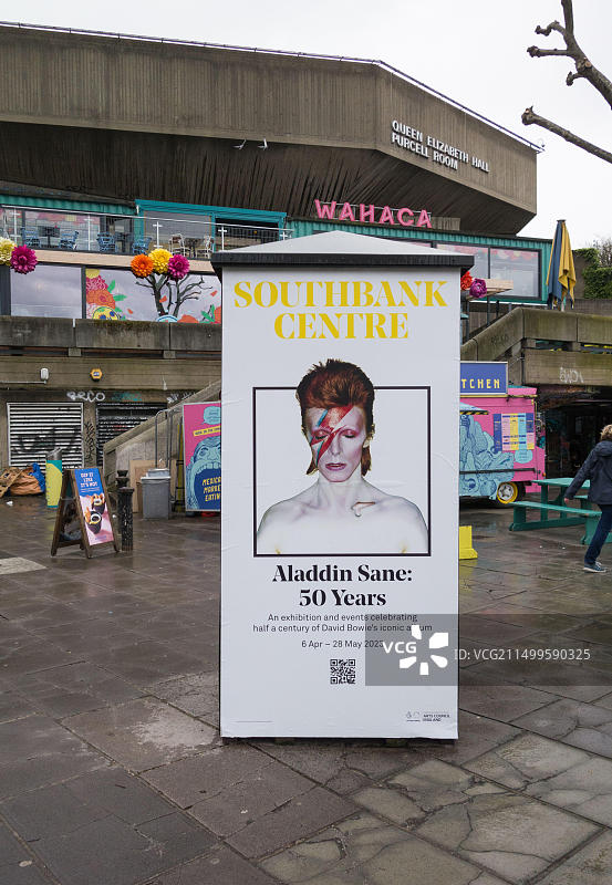 伦敦滑铁卢南岸中心Wahaca餐厅前的大卫·鲍伊《阿拉丁神灯》50周年广告图片素材