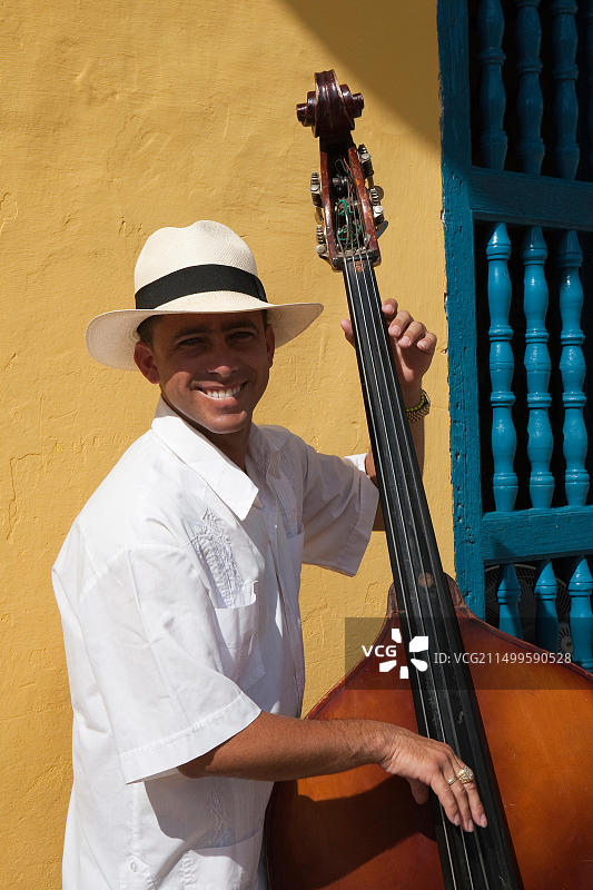 古巴圣斯皮里图斯省特立尼达：联合国教科文组织世界遗产，演奏低音提琴的乐手图片素材