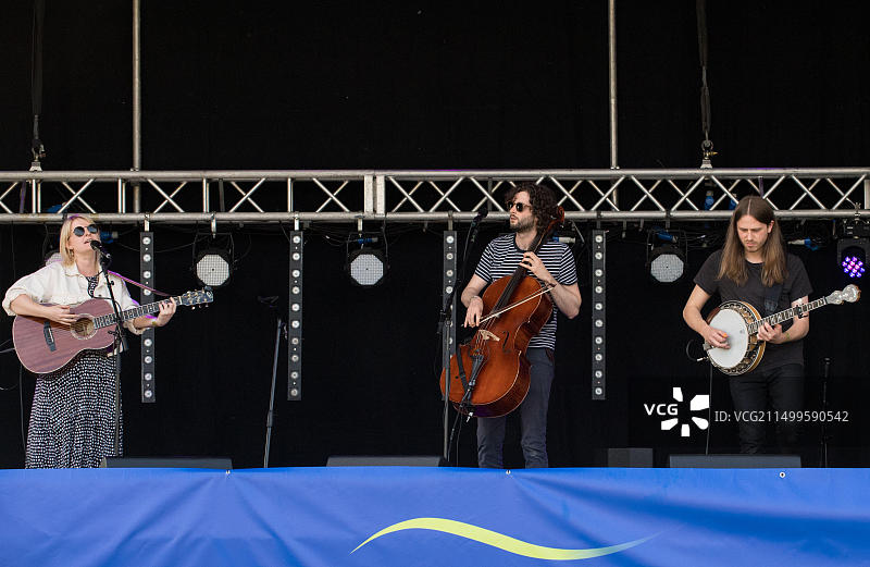 水母之女在14号的舞台上现场表演。国际根源和原声音乐之门到索斯韦尔音乐节。图片素材