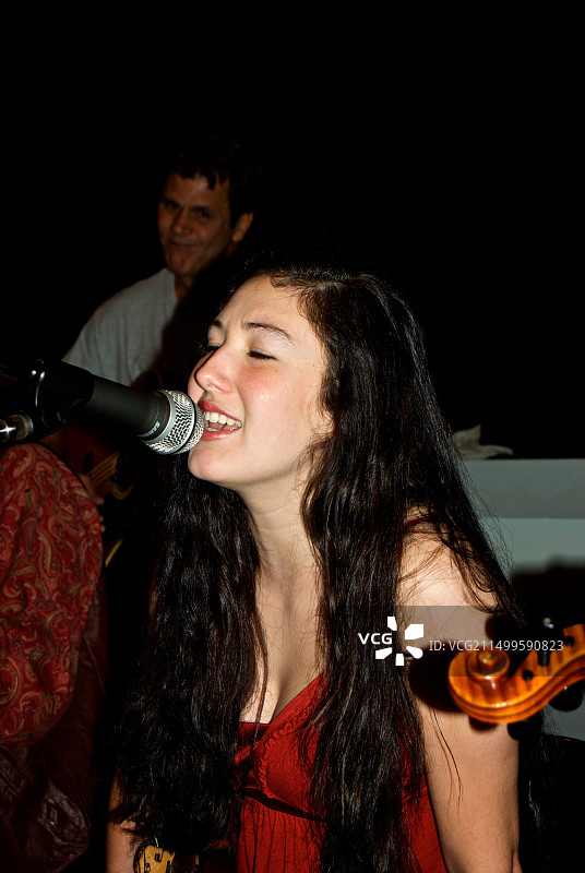 歌手杰德·威廉姆斯在卡真音乐提琴手哈德利·卡斯蒂利亚的提琴即兴演奏会上演唱图片素材