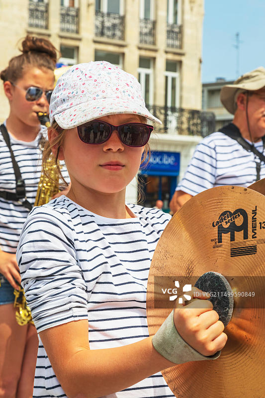 巨人之游：杜埃的巨人节图片素材