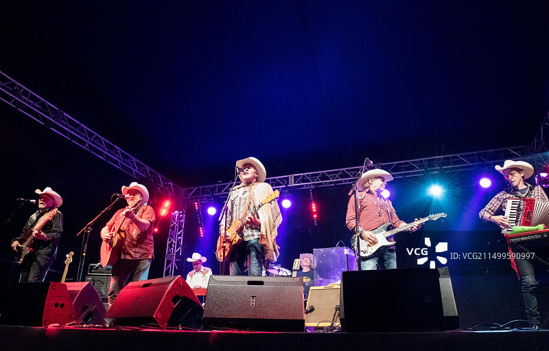 保罗·扬和 Los Pacaminos 乐队在 Southwell 音乐节上的现场表演，2019图片素材
