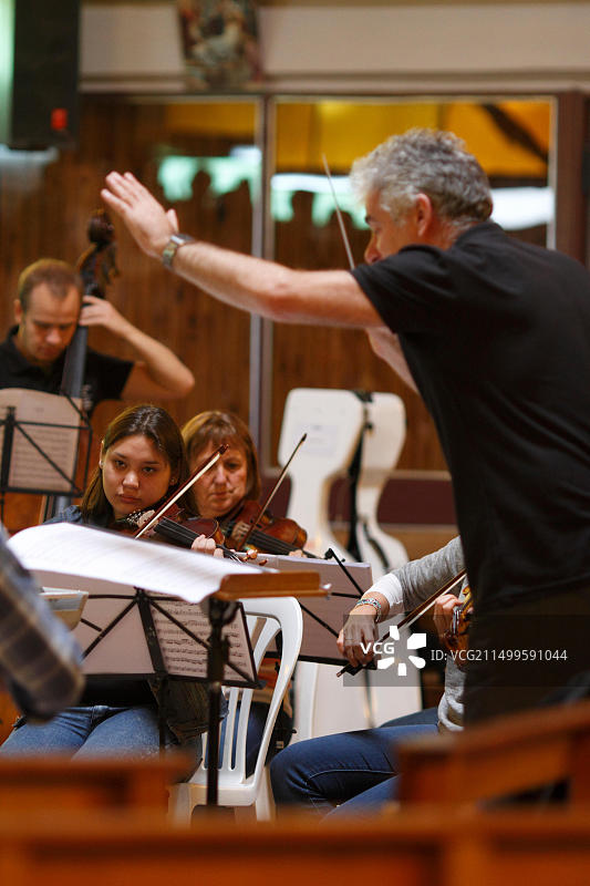 与指挥家一起排练，在排练中演奏小提琴图片素材