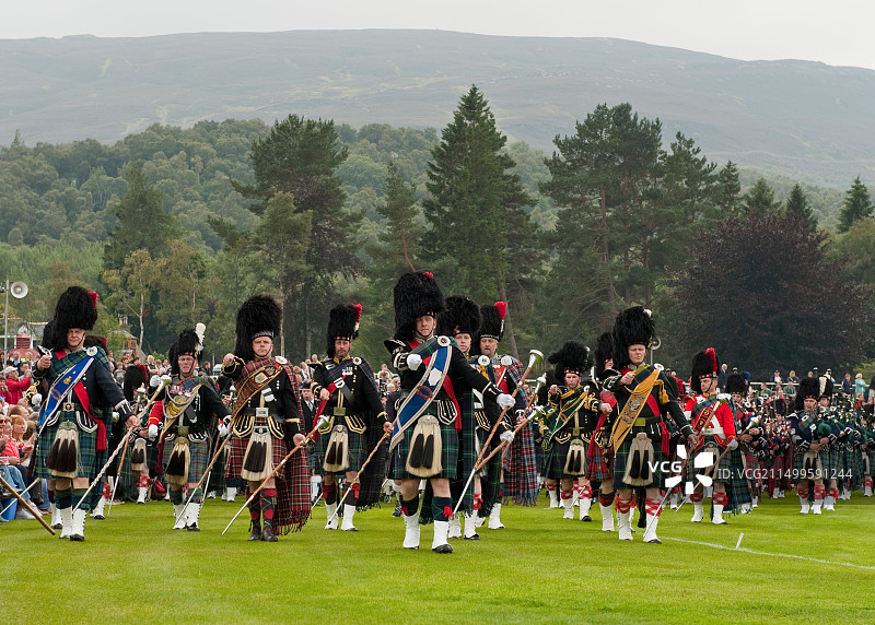 在“布雷马聚会”上演奏的苏格兰风笛乐队图片素材
