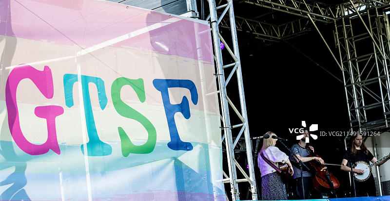 水母之女在14号的舞台上现场表演。国际根源和原声音乐之门到索斯韦尔音乐节。图片素材