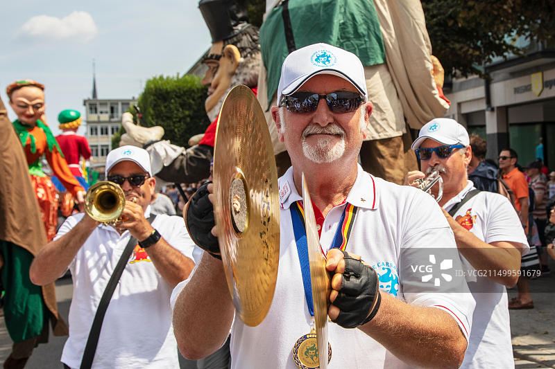 杜埃巨人节游行，庆祝巨人象征的年度节日图片素材