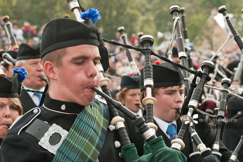 在“布雷马聚会”上演奏的苏格兰大型管乐队图片素材