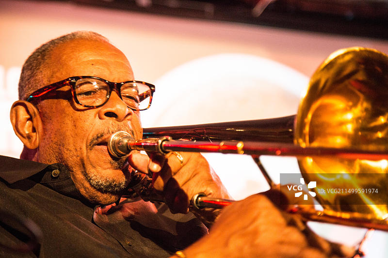 2018年4月21日，英国伦敦佩克汉姆CLF咖啡馆的伸缩喇叭手弗雷德·韦斯利图片素材