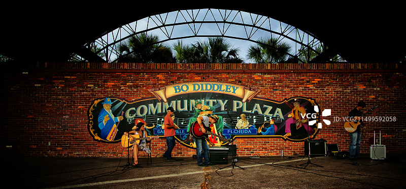 美国佛罗里达州盖恩斯维尔广场舞台乐队演奏全景照片图片素材