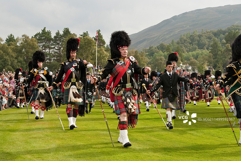 在苏格兰高地“布雷马聚会”上行进的苏格兰大型管乐队图片素材