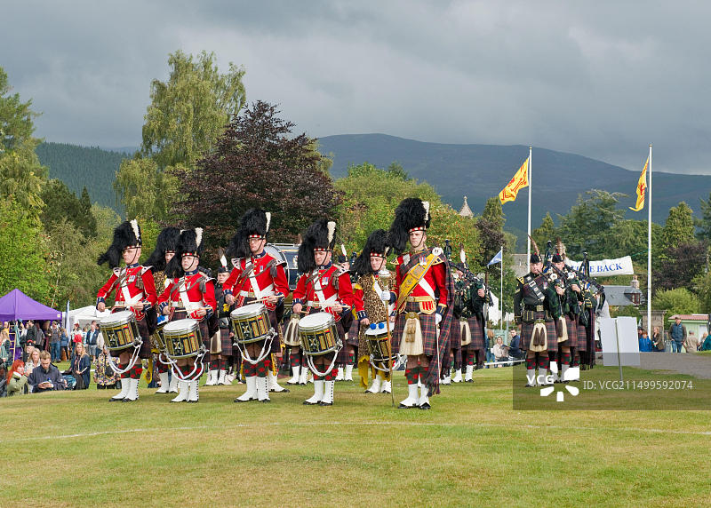 布雷马聚会上苏格兰风笛乐队的行进表演，高地运动会，阿伯丁郡图片素材