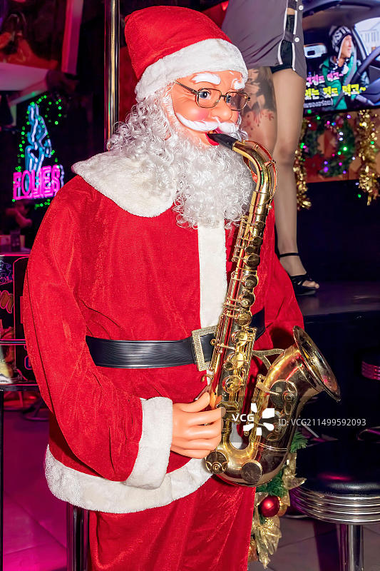 在泰国普吉岛芭东的酒吧里演奏萨克斯管的机械圣诞老人图片素材