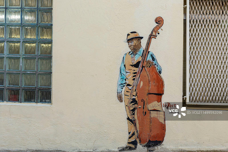 法国巴黎街头艺术：艺术家Janaundjs在磨坊通道的壁画图片素材