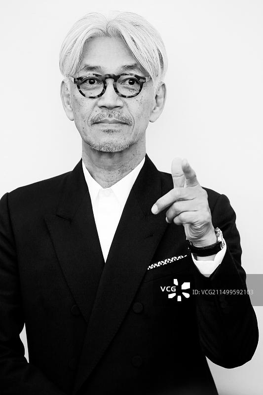 坂本龙一出席第74届威尼斯电影节《坂本龙一：终曲》摄影展图片素材