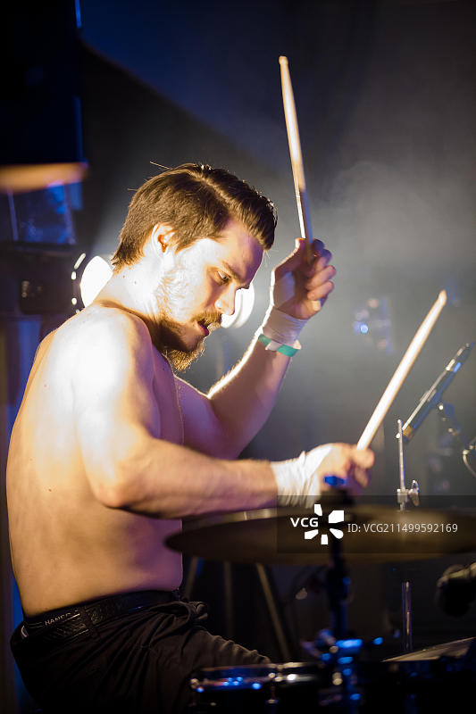 尤金，俄勒冈州 - 2016年3月26日：后摇滚乐队This Patch of Sky在美国俄勒冈州尤金市HiFi音乐厅演出图片素材