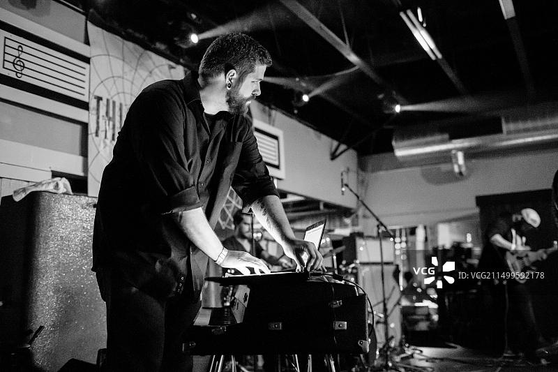 尤金，俄勒冈州 - 2016年3月26日：后摇滚乐队This Patch of Sky在美国俄勒冈州尤金市HiFi音乐厅演出图片素材