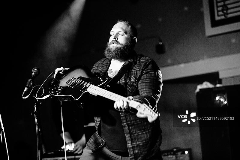 尤金，俄勒冈州 - 2016年3月26日：后摇滚乐队This Patch of Sky在美国俄勒冈州尤金市HiFi音乐厅演出图片素材
