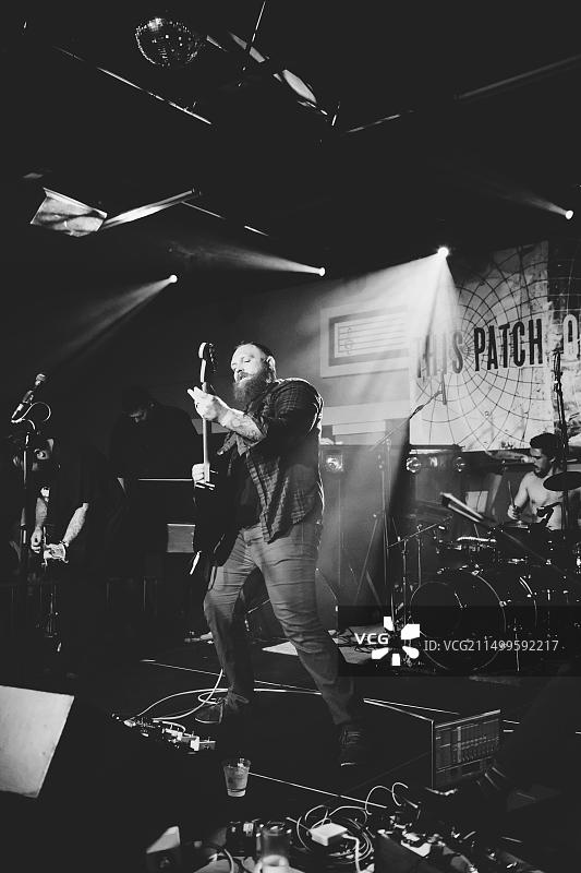 尤金，俄勒冈州 - 2016年3月26日：后摇滚乐队This Patch of Sky在美国俄勒冈州尤金市HiFi音乐厅演出图片素材