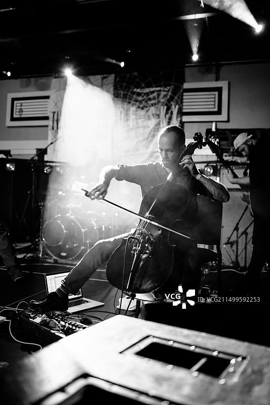 尤金，俄勒冈州 - 2016年3月26日：后摇滚乐队This Patch of Sky在美国俄勒冈州尤金市HiFi音乐厅演出图片素材