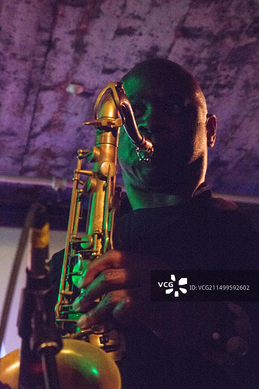 英国伦敦，CLF咖啡馆的萨克斯演奏者Phillip Whack和The New JBs乐队图片素材