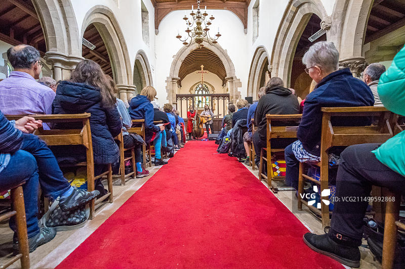 卡车驿站蜜月乐队在Southwell音乐节上的现场表演，2019年在Rolleston教堂演出。图片素材