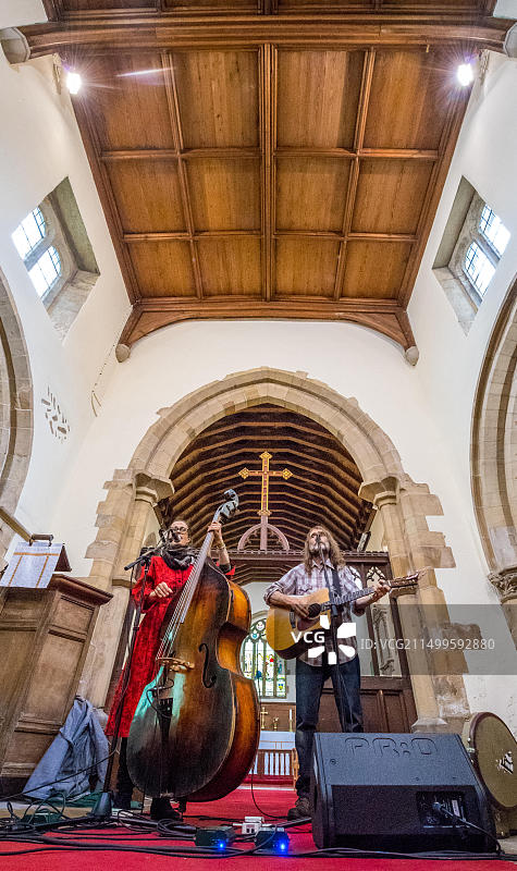 卡车驿站蜜月乐队在Southwell音乐节上的现场表演，2019年在Rolleston教堂演出。图片素材