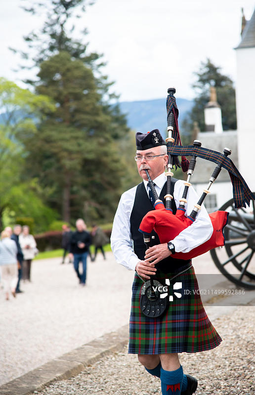 身着传统服饰的苏格兰风笛手在布莱尔城堡，阿索尔公爵和伯爵的祖居图片素材