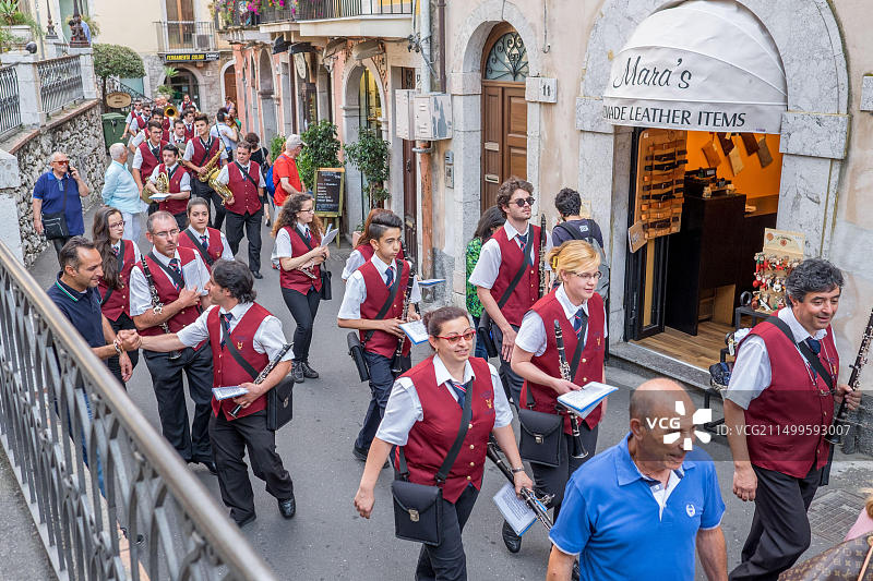 西西里岛陶尔米纳城市街景：历史悠久的旅游胜地图片素材