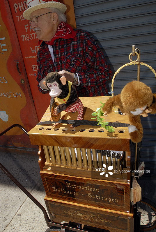 阿尔多·曼库西在纽约科尼岛博物馆外操作他的1970年代霍夫鲍尔乐队风琴图片素材