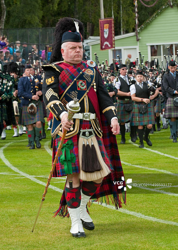 在“布雷马聚会”高地运动会上演奏的苏格兰大型管乐队图片素材