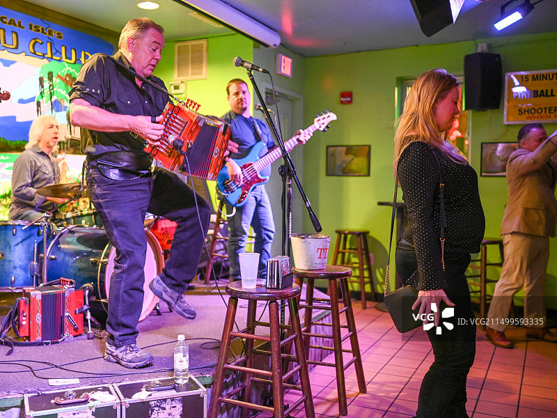 新奥尔良波旁街夜晚的卡津乐队演奏图片素材