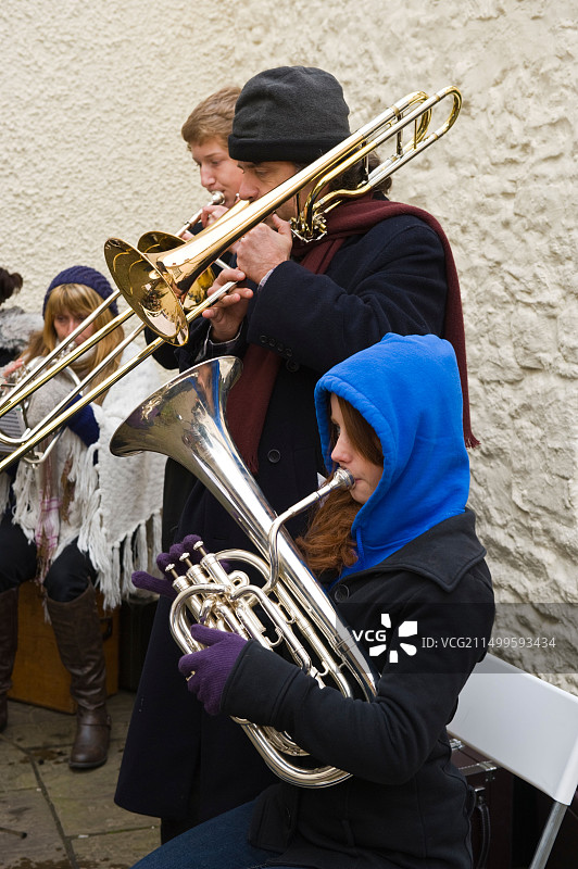 在英国南威尔士蒙茅斯郡的乌斯克冬季音乐节上，铜管乐队演奏圣诞颂歌图片素材
