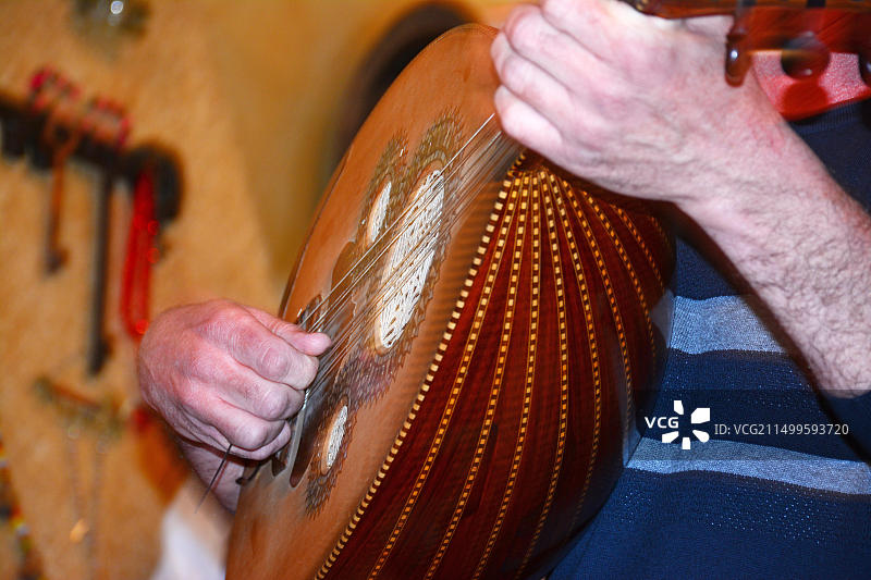 弹奏乌德琴图片素材