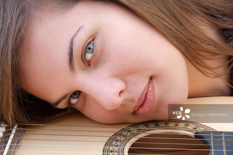 美丽的女人面对吉他和弦图片素材