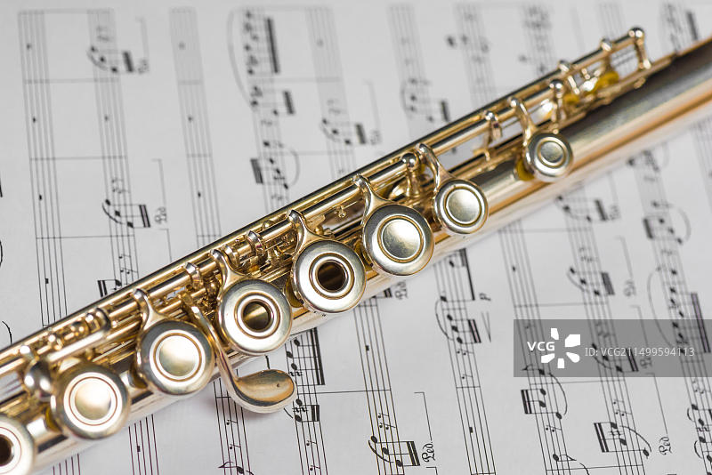 乐谱上的金色长笛图片素材
