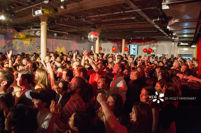 2017年10月22日英国伦敦佩克汉姆区南伦敦灵魂列车艺术咖啡馆的舞蹈人群图片素材