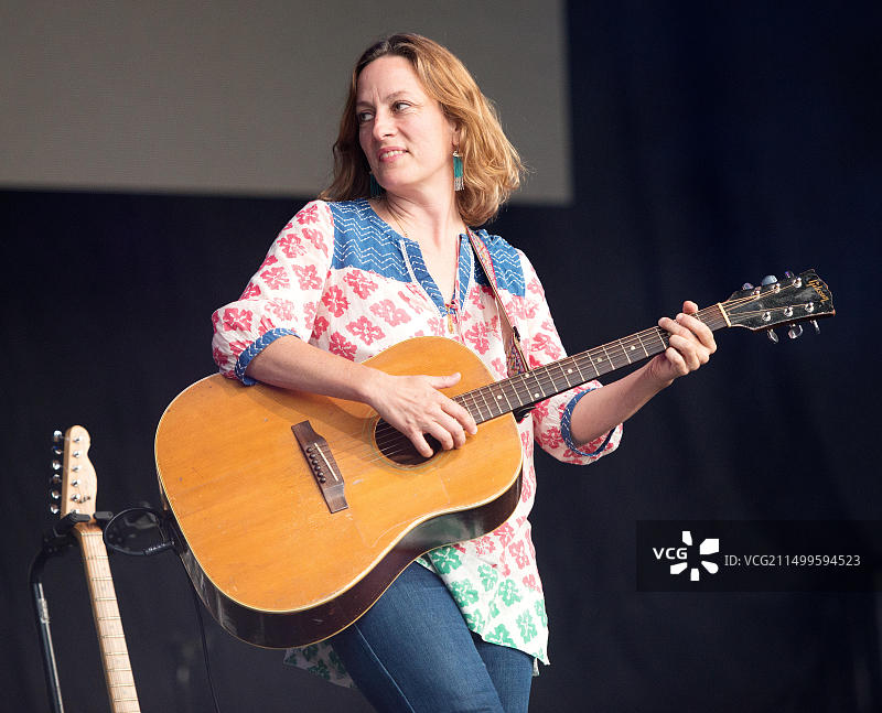 独立录音艺术家兼歌手莎拉·哈默在加拿大惠斯勒奥林匹克广场音乐会现场图片素材