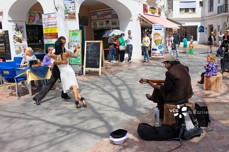 在西班牙内尔哈欧洲阳台广场上弹吉他的吉他手和跳舞的浪漫情侣图片素材