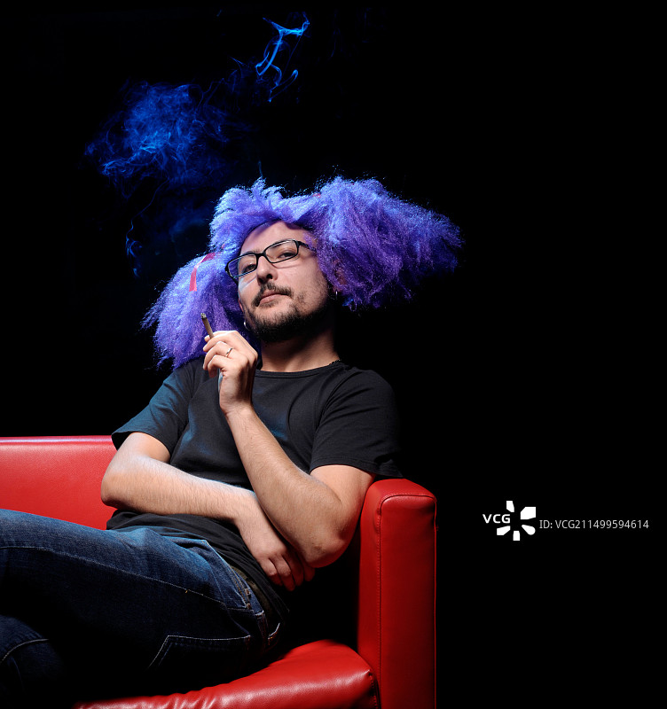 戴着紫色假发的男人图片素材