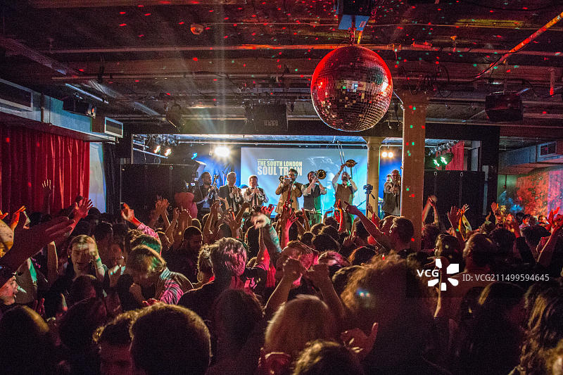 人们在伦敦南部佩克汉姆的CLF艺术咖啡馆的南伦敦灵魂列车上跳舞图片素材