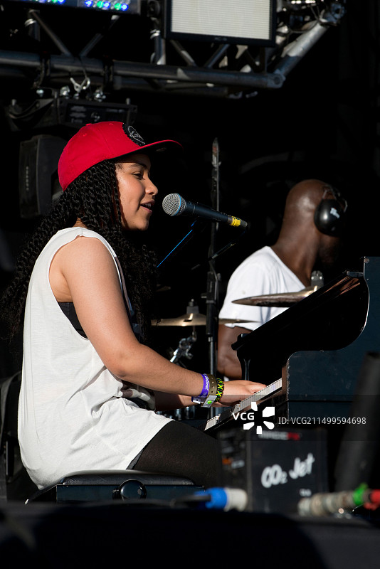 歌手Gabz在伦敦伊丽莎白女王奥林匹克公园演出歌曲图片素材