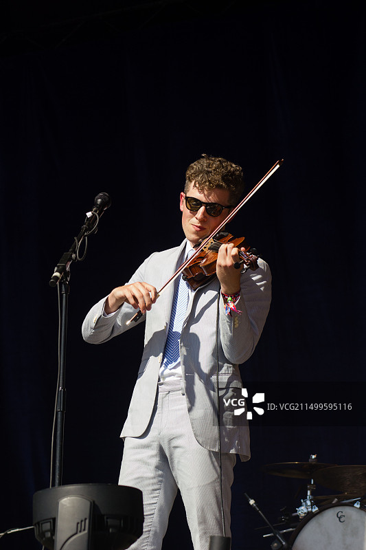 诺亚与鲸鱼在格拉斯顿伯里音乐节舞台上，2013年，萨默塞特，英国图片素材