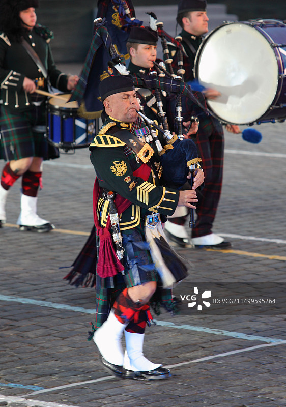 2011年9月4日俄罗斯莫斯科：在莫斯科克里姆林宫“斯帕斯卡亚塔楼节”上演奏传统苏格兰风笛的男子图片素材
