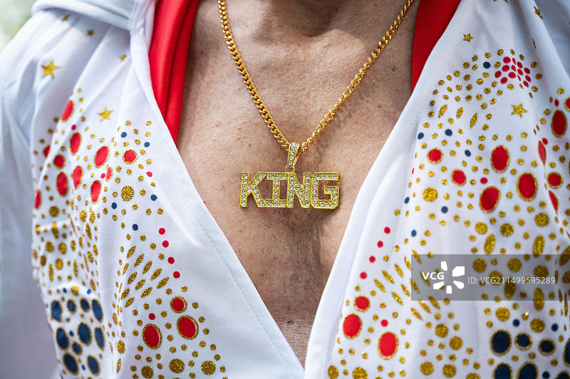 文化嘉年华上的猫王模仿者：国王吊坠项链特写图片素材