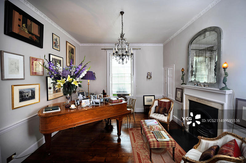 英国乔治亚风格联排别墅中的音乐室图片素材