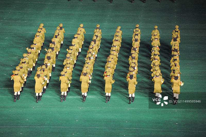 2012年8月8日，朝鲜平壤，在阿里郎节和朝鲜大型团体操期间，一支女子军乐队演奏铜管乐图片素材