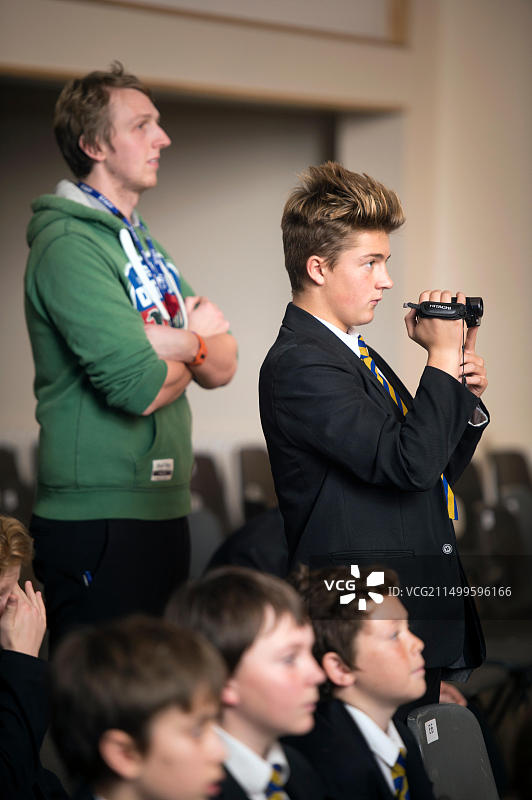 在英国一所中学的音乐比赛中拍摄表演的学生图片素材