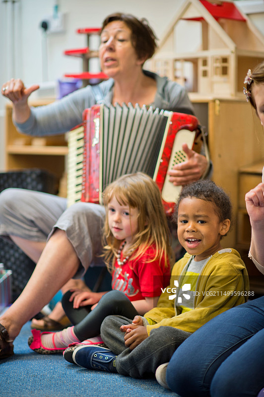 英国布里斯托尔圣保罗幼儿园儿童中心音乐课图片素材